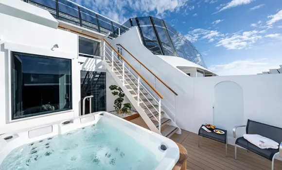MSC Yacht Club Suite Duplex (Bain à remous) - MSC World Asia