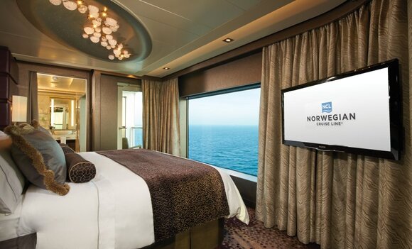 The Haven Deluxe Owner's Suite - Norwegian Escape