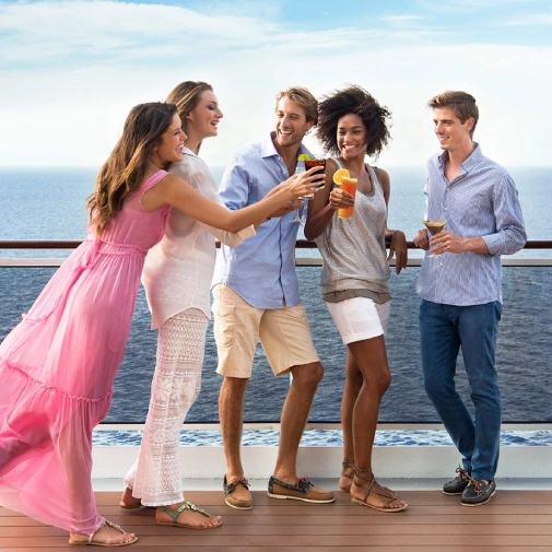 Un groupe d'amis sur le pont d'un navire de croisière