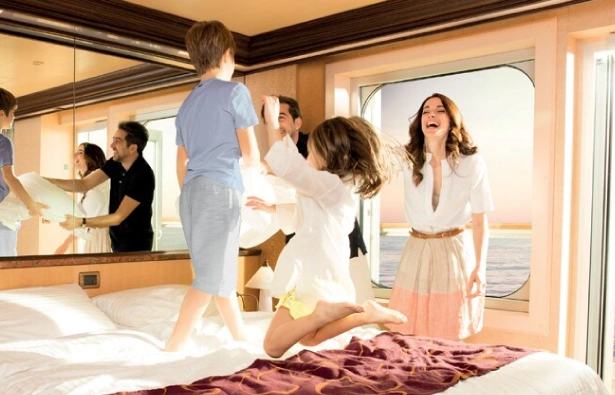 Une famille qui s'amuse dans sa cabine !