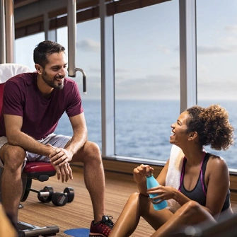 Un couple dans la salle de sport d'un navire de croisière